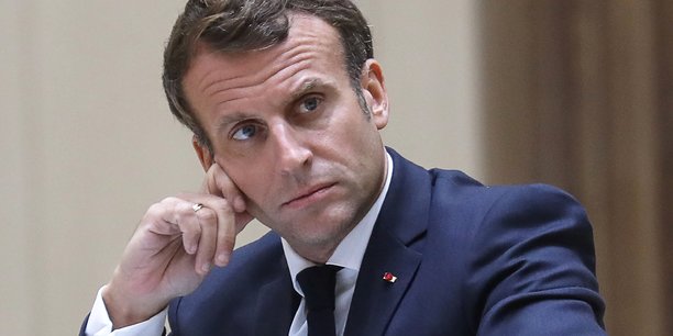 macron-promet-une-nouvelle-equipe-a-ses-cotes