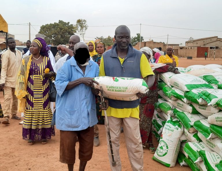 Burkina : Safiatou Lopez soutient les déplacés et les VDP avec 50 tonnes de riz