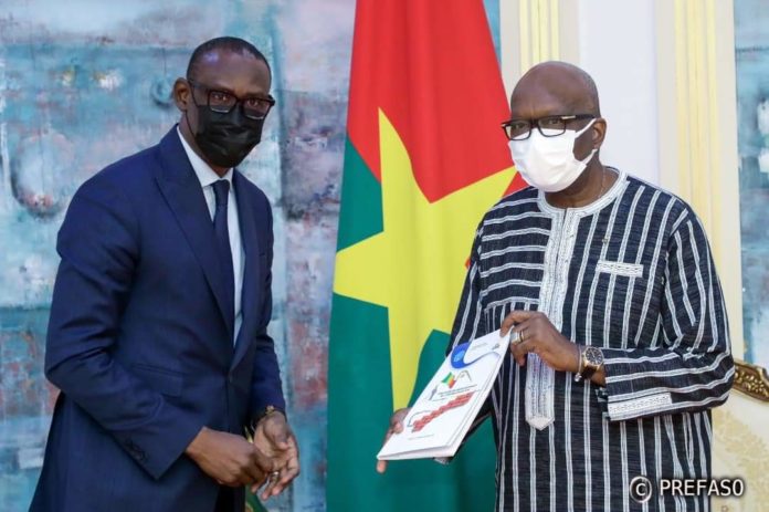 Roch kaboré recevant les conclusions des assises de la réfondation du Mali