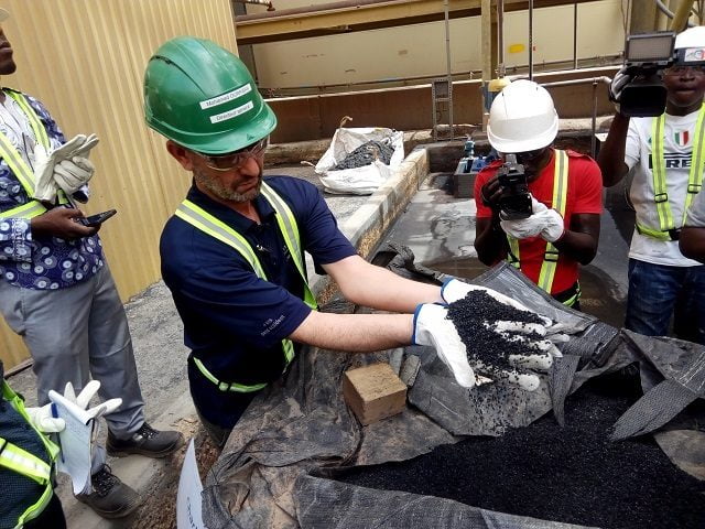 Le-Directeur-Général-de-IAM-GOLD-Essakane-SA-Mohamed-Ourriban-montrant-le-charbon-fin-aux-journalistes-640x480