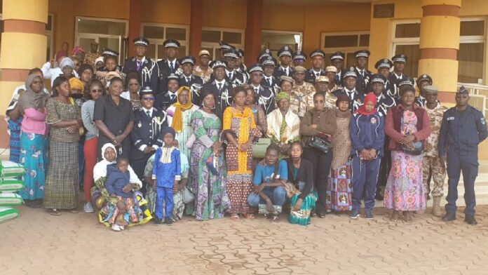 Policiers et veuves de policiers tombés