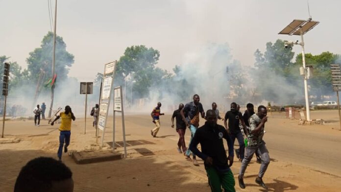 Manifestation réprimée des wayiyan devant l'ambassade de France