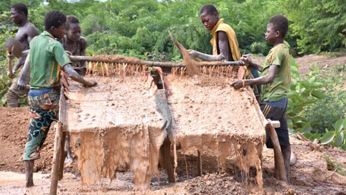 enfants sur site d'orpaillage