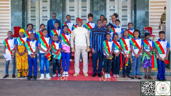 Journée mondiale de l'enfance 2024 Capitaine Ibrahim Traoré et les enfants