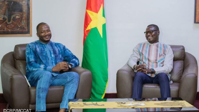 Abdoulaye Babalé du Tchad chez le ministre de la Culture Gilbert Ouédraogo