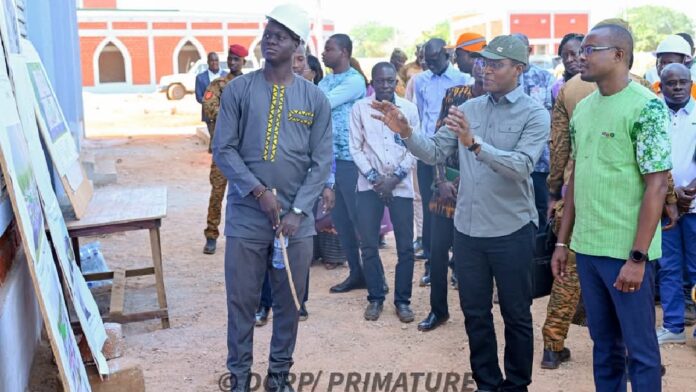 Premier ministre visite centre de transformation du coton à Bobo-Dioulasso