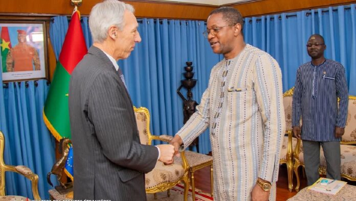 Joao Gomes Cravinho de l'Union Européenne et ministre Karamoko Jean Marie Traoré