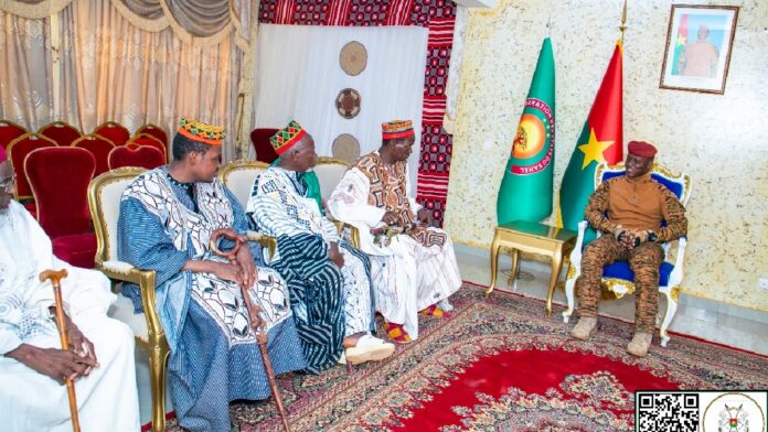Capitaine Ibrahim Traoré et autorités coutumières du Plateau central