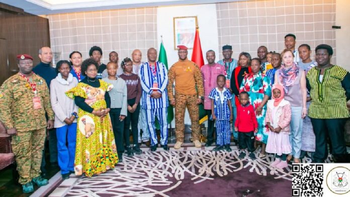 Capitaine Ibrahim Traoré et personnel ambassade du Burkina à Moscou