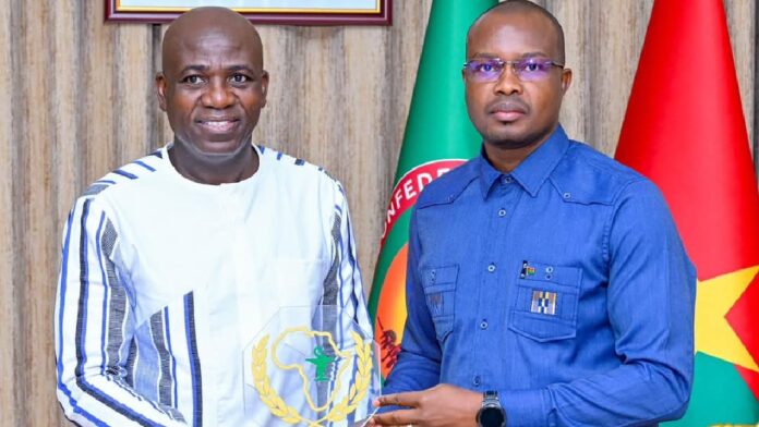 Pr Halidou Tinto présente son prix au PM Rimtalba Jean Emmanuel Ouédraogo