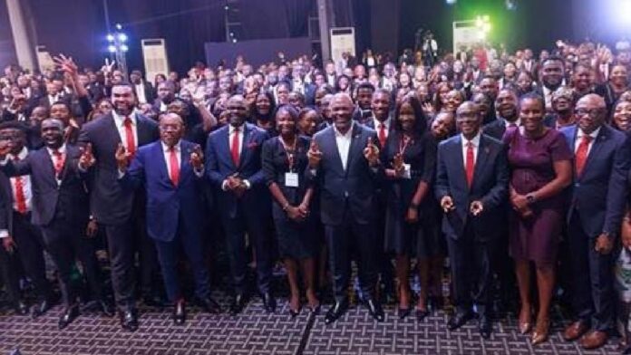 Photo 1: De gauche à droite : Abdulai Ibrahim, Directeur de la zone Nord ; Alex Alozie, Directeur Exécutif, Abuja et Centre-Nord ; Muyiwa Akinyemi, Directeur Général Adjoint du Groupe ; Tony Elumelu, Président du Groupe United Bank for Africa ; Chukwuma Nweke, Directeur Général Adjoint du Groupe ; Modupe Akindele, Directrice du Capital Humain du Groupe ; et Bili Odum, Secrétaire Général, entourés des diplômés de la promotion 2025 du Graduate Management Accelerated Programme (GMAP) de United Bank for Africa (UBA), lors de la cérémonie de remise de diplômes organisée à Lagos le week-end dernier, rassemblant plus de 700 stagiaires venus de toute l’Afrique.