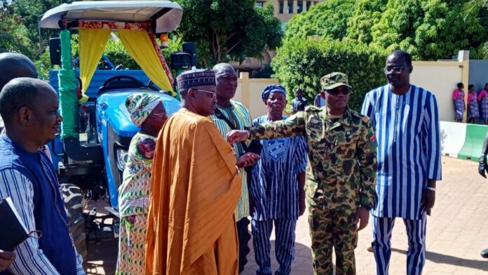 remise de tracteurs producteurs semenciers APSA-Sahel