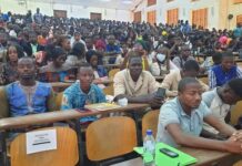 Insertion professionnelle : le gouvernement lance un programme de reconversion pour les diplômés du supérieur