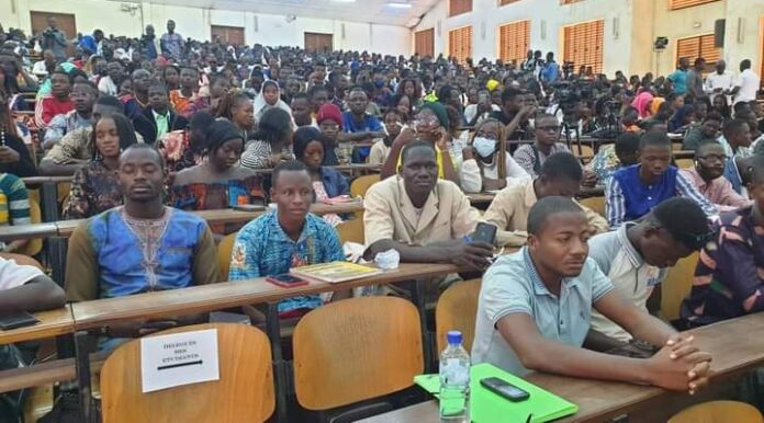 Des-etudiants-lors-de-leur-rencontre-avec-le-president_1 (1)