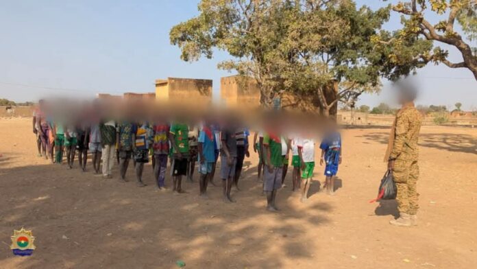 Gendarmes encadrent élèves à Tanwalbougou