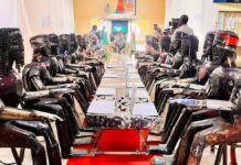 Burkina/Art : L’artiste Sahab Koanda reproduit un Conseil des ministres à partir de matériaux recyclés